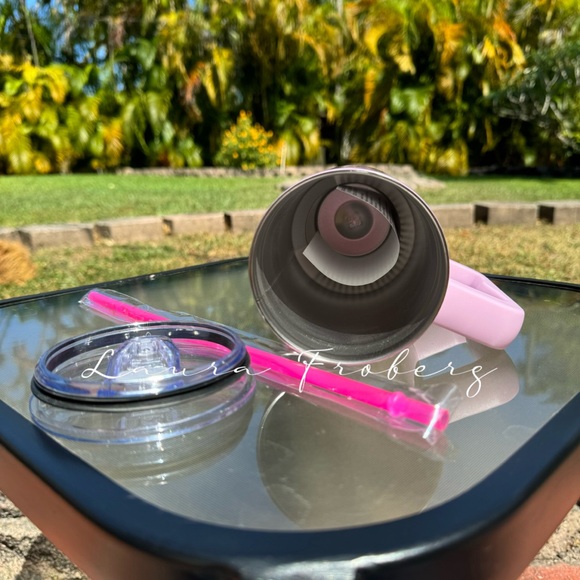 Hello Kitty Rainbow 40 Ounce Tumbler - Picture 6 of 7